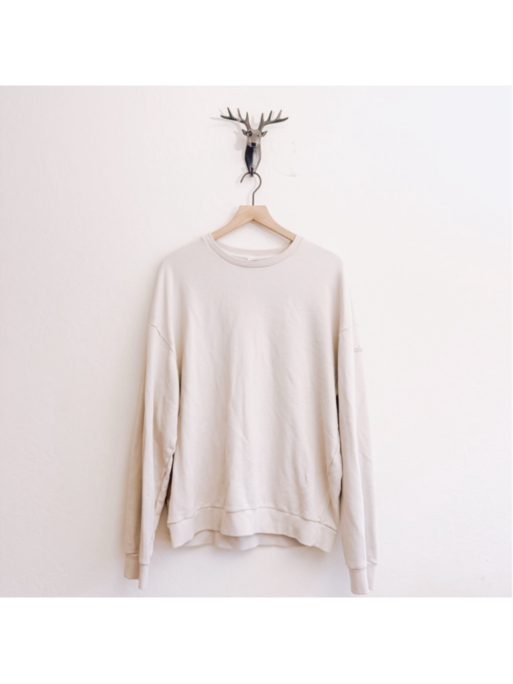 Alo Yoga Men’s Cream Crewneck Sweatshirt Size Medium